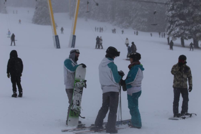 ULUDAĞ’DA SİS VE SOĞUĞA RAĞMEN TATİLCİ YOĞUNLUĞU