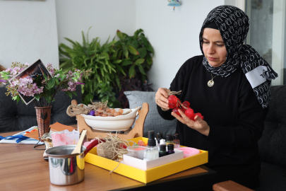 EV HANIMININ AZMİ: 20 BELGE ALDI VE 300 ÖĞRENCİYE USTA OLDU