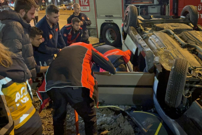 TAKLA ATAN OTOMOBİLDE SIKIŞAN ARKADAŞININ BAŞINDAN AYRILMADI