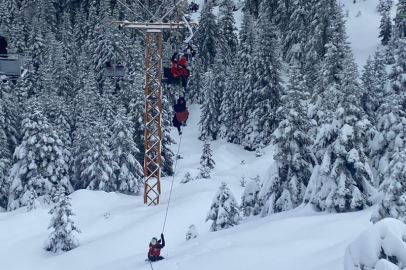 ULUDAĞ'DA TELESİYEJ'DE MAHSUR KALDILAR