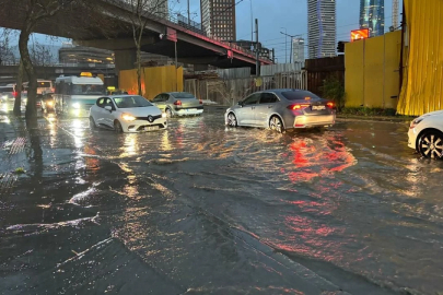 İZMİR’DE SAĞANAK VE FIRTINA HAYATI FELÇ ETTİ