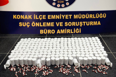 İZMİR'DE YARIM MİLYONA YAKIN YASADIŞI HAP ELE GEÇİRİLDİ