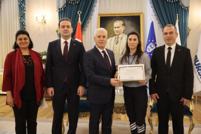 BAŞKAN BOZBEY’DEN ÖRNEK GÜVENLİK GÖREVLİSİNE TEŞEKKÜR