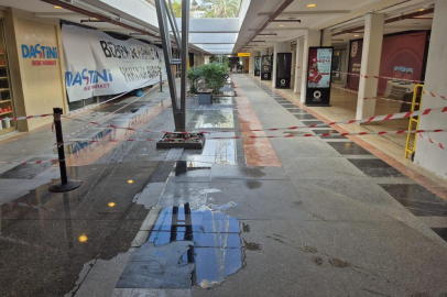 BODRUM’DA FIRTINA ALIŞVERİŞ MERKEZİNDE PANİĞE YOL AÇTI