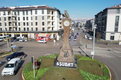 ADIYAMAN SAAT KULESİ 3 YILDIR 04.17’Yİ GÖSTERİYOR