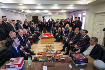 ÖZGÜR ÖZEL VE CEMİL TUGAY HATAY’DA DEPREMZEDELERLE BULUŞTU