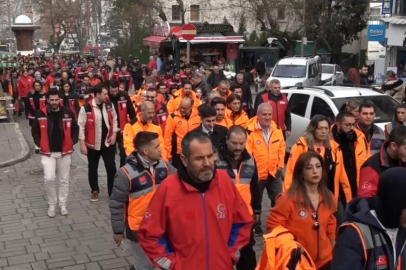 BURSA'DA DEPREM ŞEHİTLERİ SESSİZ YÜRÜYÜŞLE ANILDI