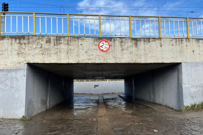 İZMİR’DE SU DOLU ALT GEÇİTTEKİ SÜRÜCÜ TOPRAĞA VERİLDİ