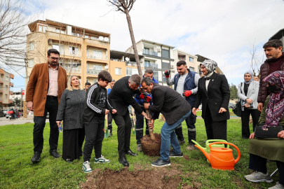 BUCA’DA 6 ŞUBAT DEPREMLERİ FİDANLARLA ANILDI