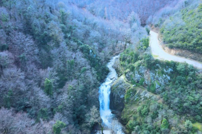 GEMLİK’TE SUDÜŞEN ŞELALESİ YAĞIŞLARLA COŞTU