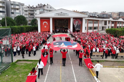 BURSA’DA OKUL BAHÇESİ KIRMIZI BEYAZA BÜRÜNDÜ