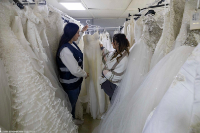 İZMİR BÜYÜKŞEHİR'DEN ÇİFTLERE ÜCRETSİZ GELİNLİK VE DAMATLIK