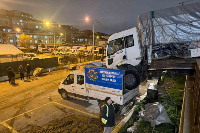 KONTROLDEN ÇIKAN KAMYON BAŞKA ARACIN ÜZERİNE DÜŞTÜ