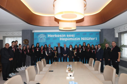 NİLÜFER BELEDİYESPOR’UN ŞAMPİYON KIZLARI KUPALARLA DÖNDÜ