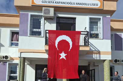 İLMEK İLMEK GURUR: EL EMEĞİ TÜRK BAYRAĞI GÖNDERE ÇEKİLDİ