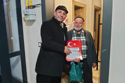 MAHALLE MUHTARI AY-YILDIZLI İMSAKİYELERİ KAPI KAPI DAĞITTI