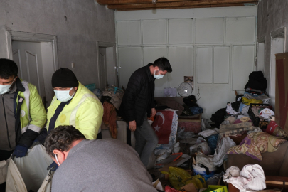 EVİNDEN 10 TON ÇÖP ÇIKTI