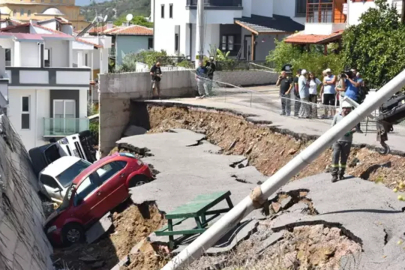 İZMİR’DE ÇÖKEN İSTİNAT DUVARI ARAÇLARI YUTTU
