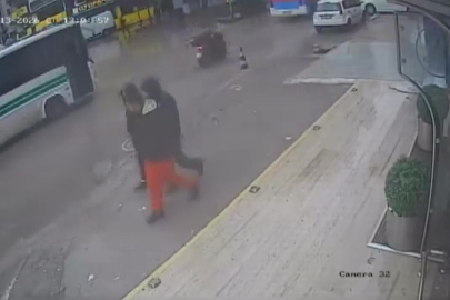 MOTOSİKLETLİ OTOBÜSÜN ALTINDA KALMAKTAN SON ANDA KURTULDU