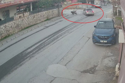 OTOMOBİLLE ÇARPIŞAN MOTOSİKLET SÜRÜCÜSÜ METRELERCE SAVRULDU