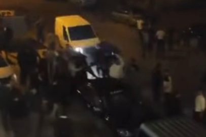 İŞTE DEHŞET ANLARI: KAVGA EDENLERİN ARASINA ARAÇLA DALDI