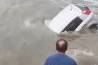 ARACIYLA DENİZE DÜŞEN SÜRÜCÜYÜ SAHİL GÜVENLİK KURTARDI