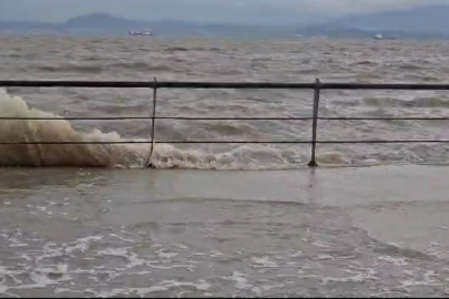 İZMİR'DE FIRTINA TÜM HIZIYLA SÜRÜYOR