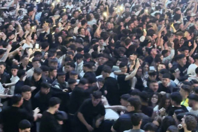 LVBEL C5 KONSERİNDE TEKME TOKAT KAVGA SIRASINDA MÜZİK KEYFİ