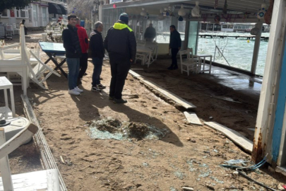 BODRUM KIYILARINDA 5 METRELİK DALGALAR YIKIMA YOL AÇTI