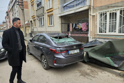 BURSA'DA LODOSTA UÇAN ÇATI ARACIN ÜZERİNE DÜŞTÜ