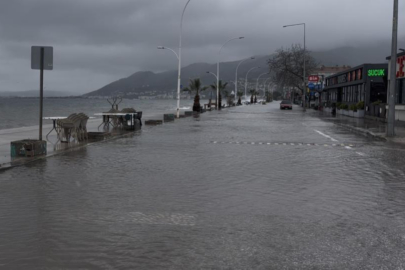 GEMLİK KURŞUNLU’DA DALGALAR KARAYA ULAŞTI: EVLERİ SU BASTI