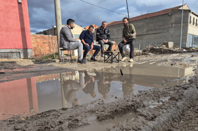 GÖLE DÖNEN SOKAKTA OLTA İLE BALIK TUTTULAR