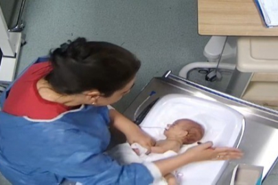 5 GÜNLÜK BEBEĞİ DÖVEN HEMŞİREDEN AKILALMAZ SAVUNMA