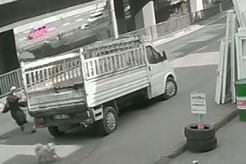 KAHREDEN OLAY: KÖPEKTEN KAÇAN GENÇ KIZA OTOBÜS ÇAPTI