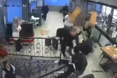 BURSA’DA KAFEDE ÇIKAN KAVGADA SANDALYELER HAVADA UÇUŞTU