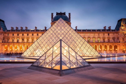 LOUVRE MÜZESİ MÜDÜRÜ LAURENCE DES CARS İSTİFA ETTİ