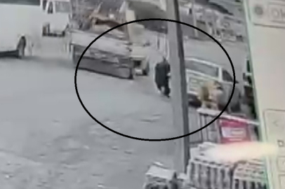 GİDEN PİKABIN KAPAĞI KADINA ÇARPTI: O ANLAR KAMERADA