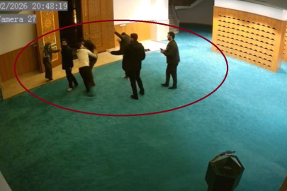 AYAKKABISINI BULAMADI: CAMİ GÖREVLİLERİNE SALDIRDI