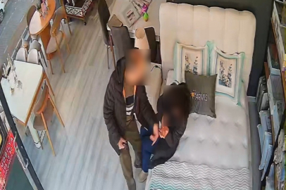 MOBİLYA MAĞAZASINDA EŞİNİ DARBETTİ: O ANLAR KAMERADA