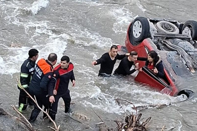YEŞİLIRMAK'A UÇAN OTOMOBİLDEKİ ANNE KIZI İTFAİYE KURTARDI