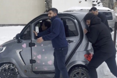 KARA SAPLANAN MİNİ ARACIN İTE KAKA KURTARILMA ANI KAMERADA