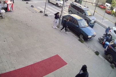 MOTOSİKLETLİ KURYE AÇILAN ARAÇ KAPISINA ÇARPTI