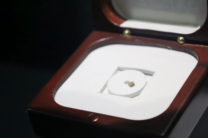 DÜNYANIN EN KÜÇÜK KİTABI İZMİR’DE SERGİLENİYOR