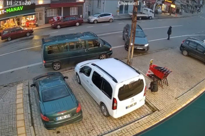 ARABA ÇARPAN KADIN METRELERCE SAVRULDU...O ANLAR KAMERADA