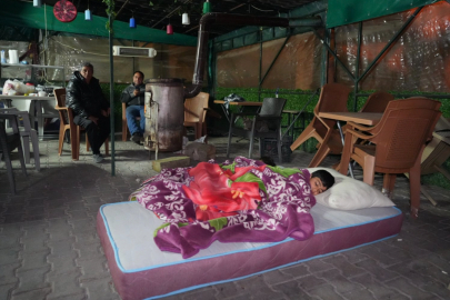 DENİZLİ'DE VATANDAŞLAR DEPREMİN ARDINDAN SOKAKTA SABAHLADI