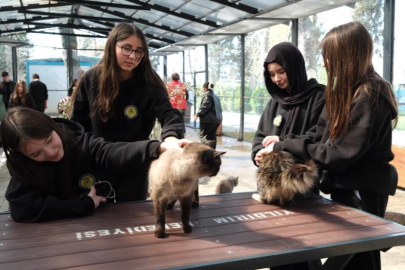 GENÇLER, PATİLİ DOSTLARI YALNIZ BIRAKMIYOR