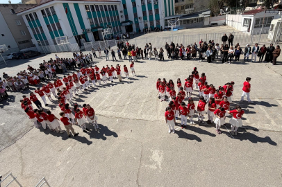 İZMİR’DE ÖĞRENCİLER İSTİKLAL MARŞI’NI İŞARET DİLİYLE OKUDU