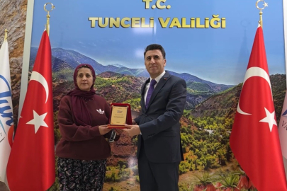 TUNCELİLİ KADIN SERVİS ŞOFÖRÜ 15 YILDIR DİREKSİYON SALLIYOR