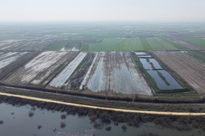 BURSALI ÇİFTÇİ, SULARIN ÇEKİLMESİNİ BEKLİYOR