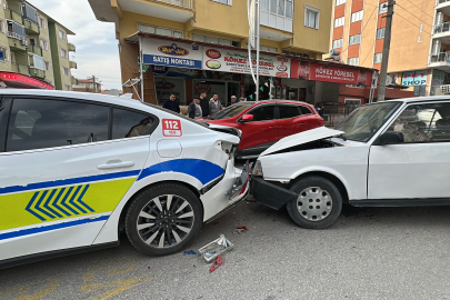 YAYAYA YOL VEREN POLİS ARACINA TOFAŞ ÇARPTI: 1 YARALI